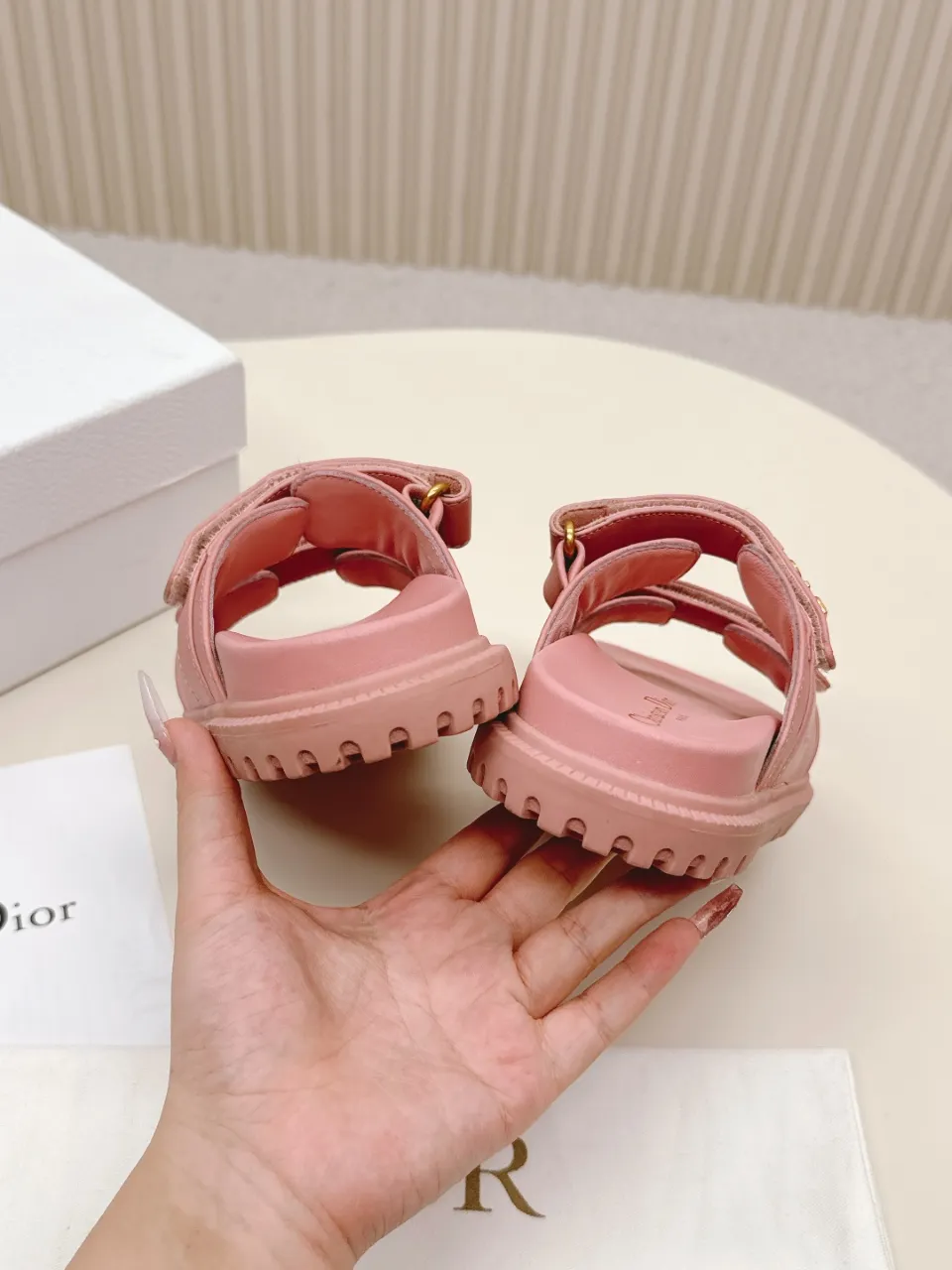 👟👟Ex-factory price 460👟👟 DIOR classic sandals This mixed sheepskin DiorAct sandal is fashionable. Paired with an insole that fits the shape of your foot, it's made of exceptionally lightweight and comfortable leather. The upper straps are fastened with Velcro and are decorated with a gold-finish metal "Dior" logo, which complements the style design. These sandals add a modern edge to any look.  🌟Fabric: Imported mixed sheepskin 🌟Lining: Imported sheepskin 🌟Outsole: TPU original outsole 🌟Code number: 35-42 (41 42 customized, non-returnable)